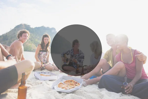 Wesoły znajomi wylegiwanie się na plaży strony — Zdjęcie stockowe