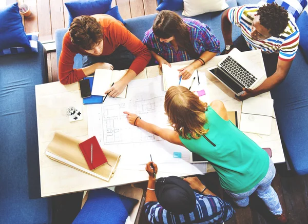 Grupo de personas diversas que trabajan juntas — Foto de Stock