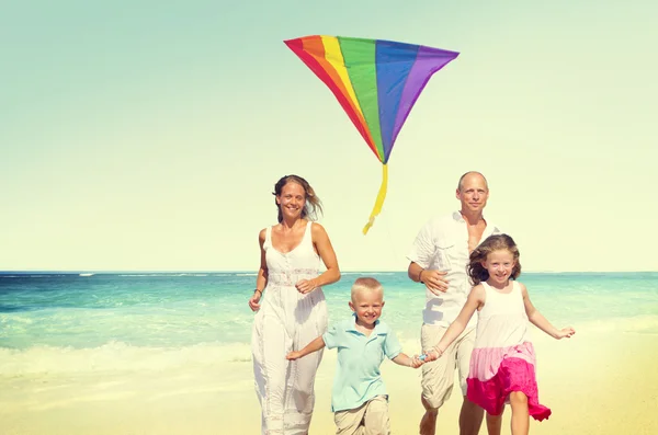 Familia en la playa en vacaciones de verano — Foto de Stock