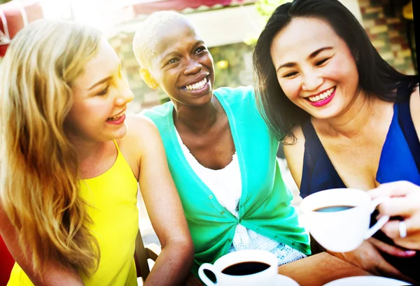 Freundinnen beim Kaffeepausen — Stockfoto