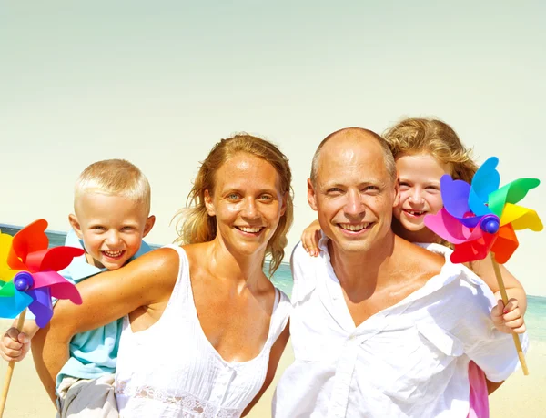 Familie spaziert spielerisch auf Urlaubsreise-Konzept — Stockfoto