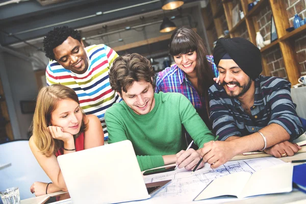 Gruppo di persone diverse che lavorano insieme — Foto Stock