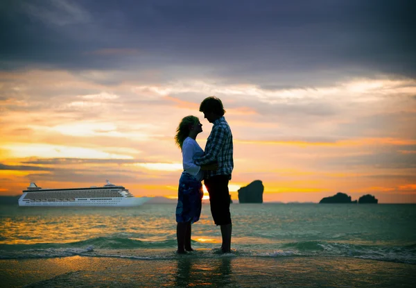 Para w lato plaża, koncepcja miesiąc miodowy — Zdjęcie stockowe