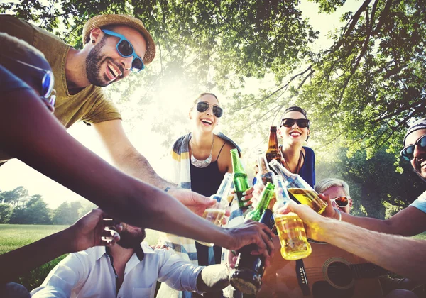 Amici appendere fuori a festa all'aperto — Foto Stock