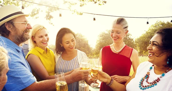 Gruppenmitglieder beim Picknick — Stockfoto