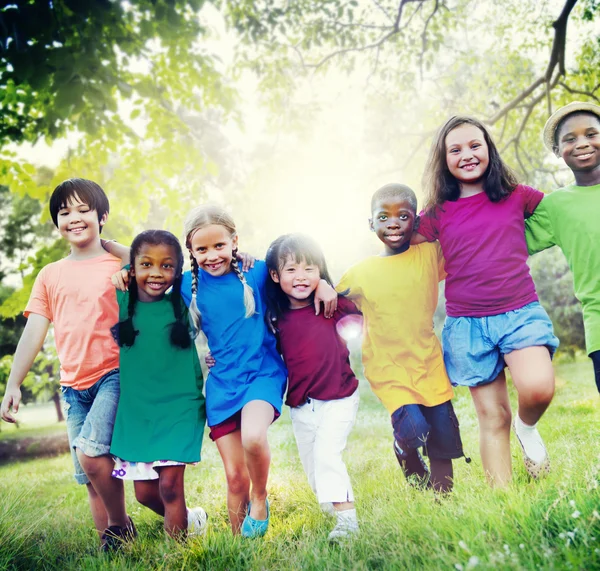 Kinderen vriendschap en saamhorigheid — Stockfoto