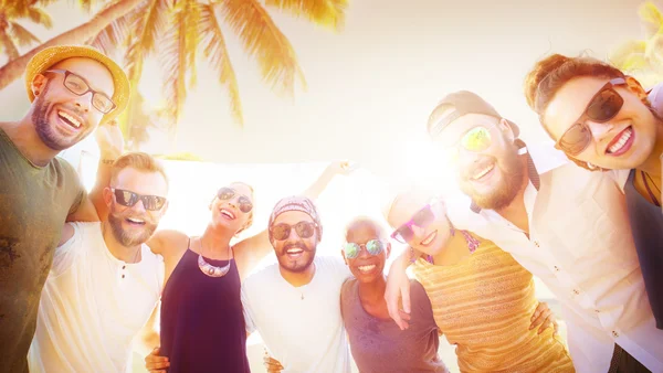 Freunde hängen auf der Beachparty ab — Stockfoto