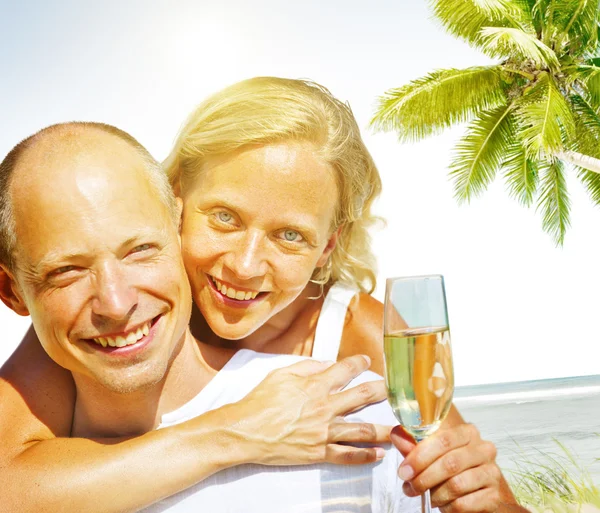 Paar beim Sommer-Beach-Dating — Stockfoto