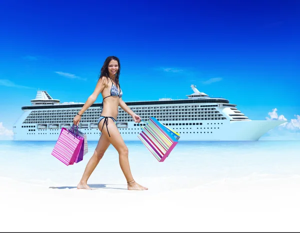 Frau im Bikini mit Einkaufstaschen-Konzept — Stockfoto