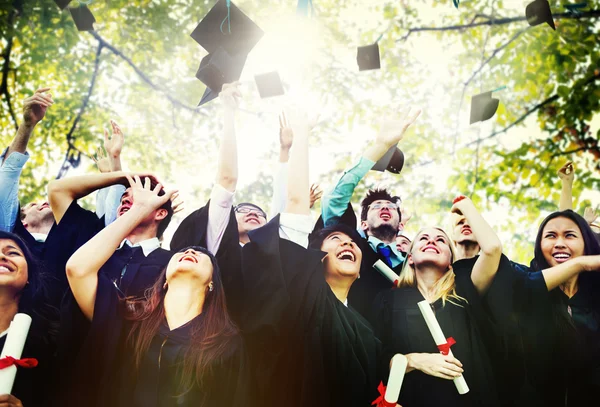 Diversidade Estudantes celebrando o conceito de graduação — Fotografia de Stock