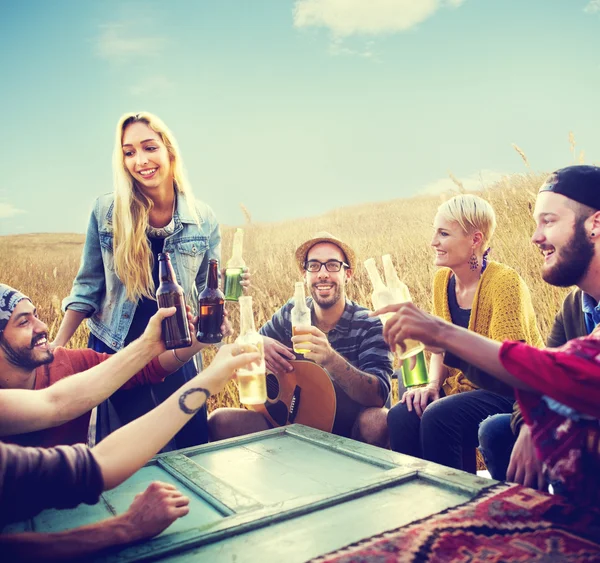 Amis traînant à la fête en plein air — Photo