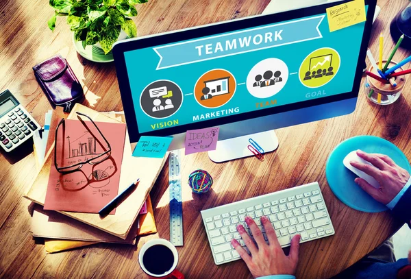 Homme utilisant un ordinateur avec Teamwork Concept — Photo