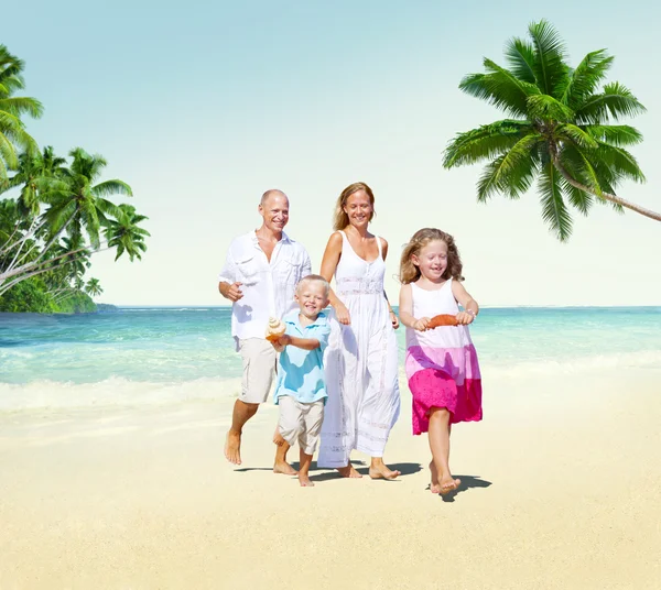 Family Walking giocoso in vacanza Travel Holiday Concept — Foto Stock