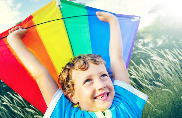 Pequeño niño jugando cometa — Foto de Stock