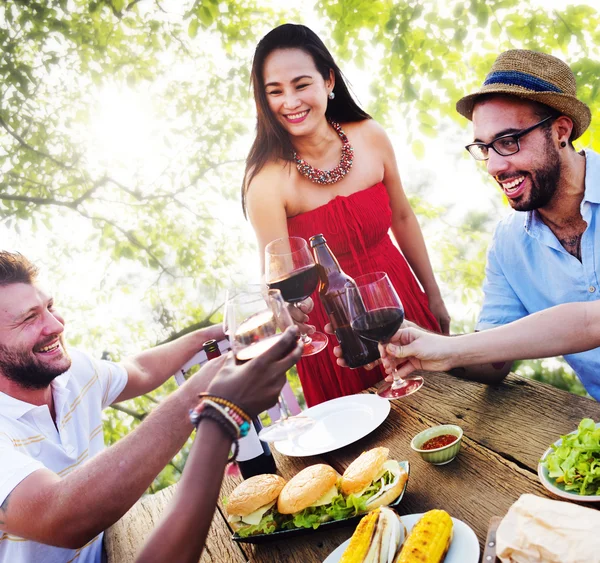 Amigos Comer al aire libre — Foto de Stock