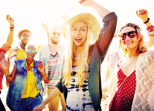 Vrienden opknoping op de beach party — Stockfoto