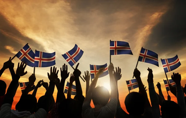 İnsanlar İzlanda bayrakları sallayarak — Stok fotoğraf