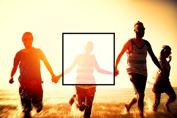 Amici felici divertirsi sulla spiaggia — Foto Stock