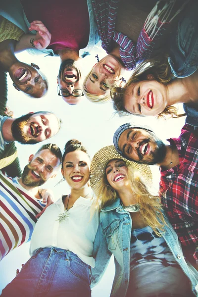 Freundschaftsbande beim Strandkonzept — Stockfoto