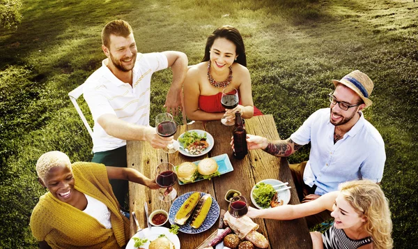 Pessoas almoçando no jardim — Fotografia de Stock