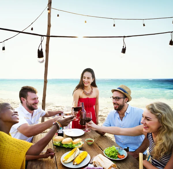 Amici che cenano sulla spiaggia — Foto Stock