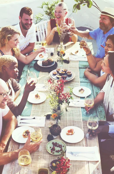 Люди обедают на свежем воздухе — стоковое фото