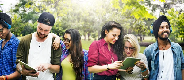 Studenten met behulp van draadloze apparaten — Stockfoto