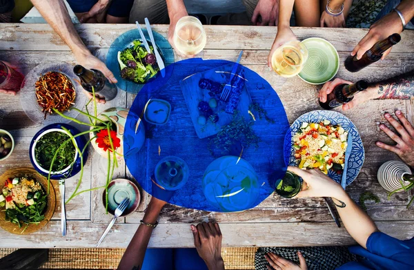 Makanan dan minuman di atas meja — Stok Foto