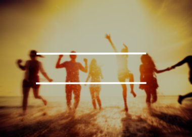 Mutlu arkadaşlar sahilde eğleniyor.