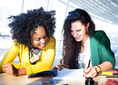 iş kadınları ofiste beyin fırtınası