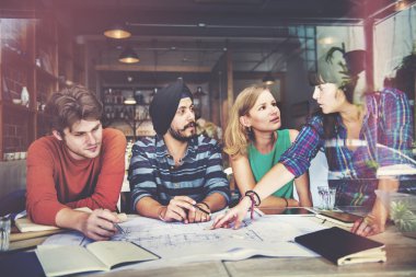 Farklı insanların birlikte çalışma grubu