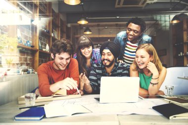 Farklı insanların birlikte çalışma grubu