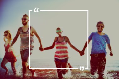 Mutlu arkadaşlar sahilde eğleniyor.