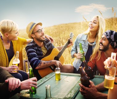 Dışarı asılı açık havada partide çeşitli neşeli arkadaşları