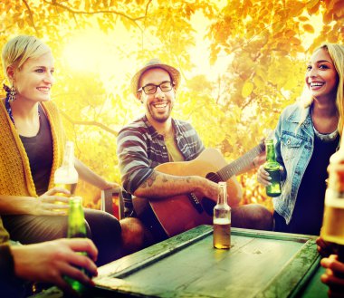 Dışarı asılı açık havada partide arkadaşlar