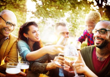 Dışarı asılı açık havada partide arkadaşlar