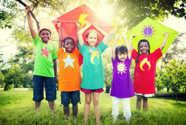 Uçurtma oynayan çocuklar