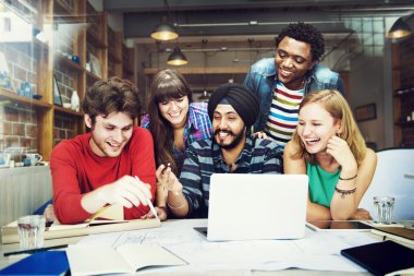 Farklı insanların birlikte çalışma grubu