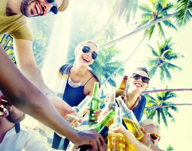 arkadaşlar beach partide bira içmek