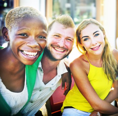 adam ve iki kadın kamera için arıyor