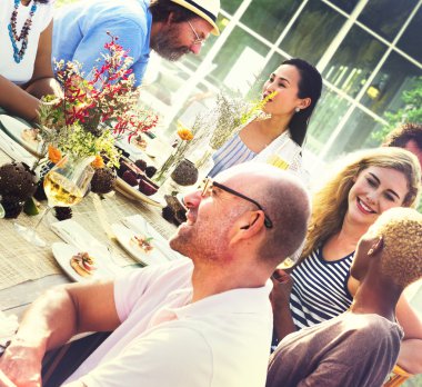 Farklı insanlar açık havada