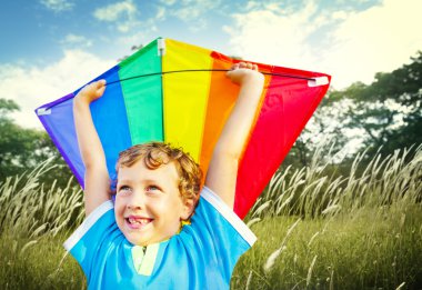 Küçük çocuk iskambil uçurtma