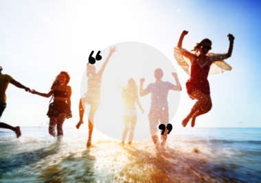 Mutlu arkadaşlar sahilde eğleniyor.