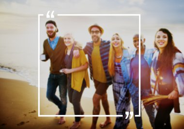 Mutlu arkadaşlar sahilde eğleniyor.