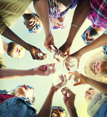 Beach kutlama dostluk yaz eğlence kavramı alkış