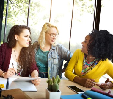 iş kadınları ofiste beyin fırtınası