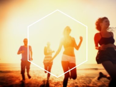 Mutlu arkadaşlar sahilde eğleniyor.