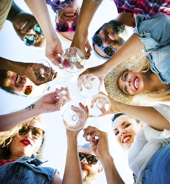 Strand prosit viering vriendschap pret van de zomer Concept — Stockfoto