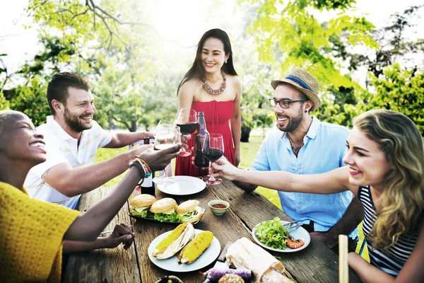 Vrienden opknoping buiten — Stockfoto