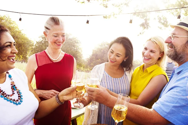 Verschiedene Menschen im Freien — Stockfoto